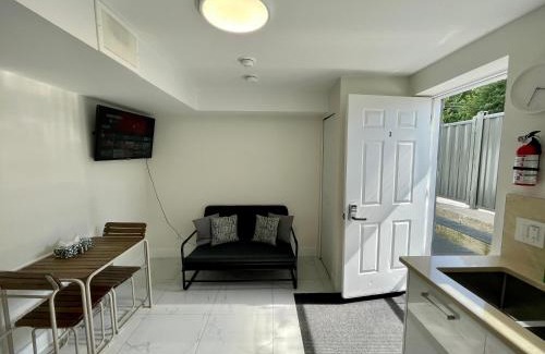 New Westminster Apartment | 2-Bed 1-Bath Side Suite in New Westminster