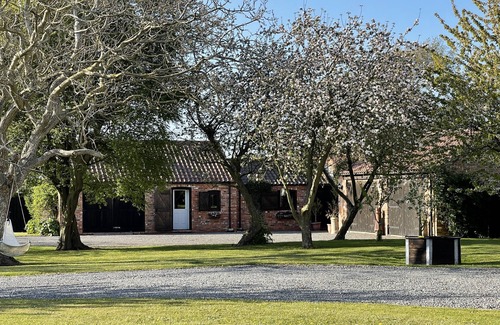 Langrick Cottage | 2-Bed 18th Century Barn - Sleeps 6 - Pet Friendly