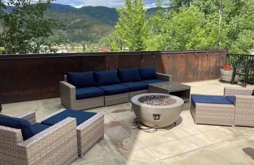 Kellogg Condo | 2 bed/2 bath condo w/views near Silver Mountain
