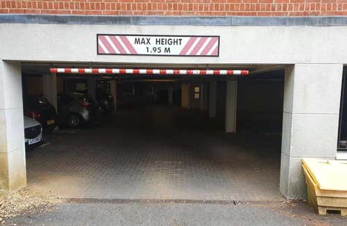 Hatfield Apartment | 2 Bed Apartment - Sleeps 5 - Pets - Parking - Wifi
