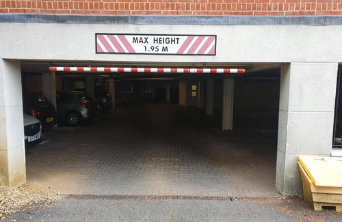 Hatfield Apartment | 2 Bed Apartment - Sleeps 5 - Wifi - Parking - Pets