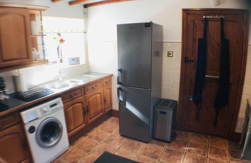 Cauldon Low House | 2 Bed Barn Alton Towers Chatsworth Polars Peaks