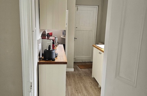 Chester House | 2-Bed Cottage Retreat Next to Famous White Horse!