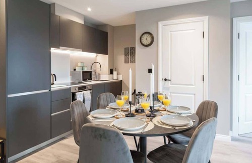Leeds Apartment | 2 Bed Flats near Station & City Centre - Sleeps 6