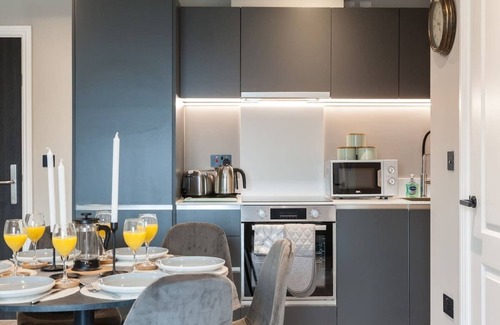 Leeds Apartment | 2 Bed Flats near Station & City Centre - Sleeps 6