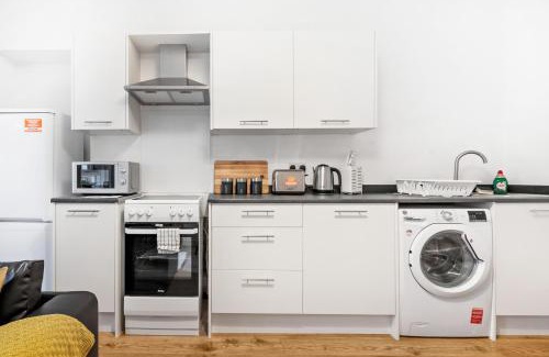 Kirkcaldy Apartment | 2 Bed-Ground Floor-Free Parking