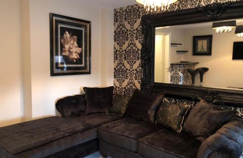 Heeley House | 2-Bed Hillside House - Sleeps 4 Garden & Parking