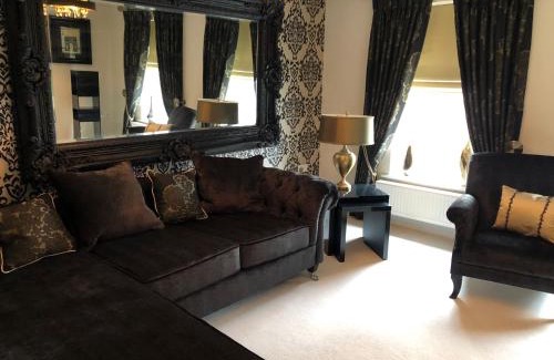 Heeley House | 2-Bed Hillside House - Sleeps 4 Garden & Parking