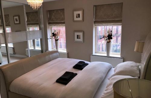 Heeley House | 2-Bed Hillside House - Sleeps 4 Garden & Parking