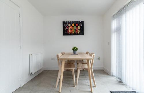 Newark House | 2-Bed Home in Quiet Neighborhood with Parking & Wifi