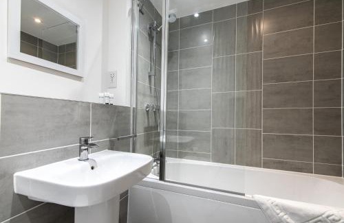 Newark House | 2-Bed Home in Quiet Neighborhood with Parking & Wifi