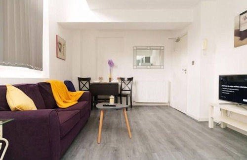 Dewsbury Apartment | 2 Bed only 8 mins walk from station with Parking