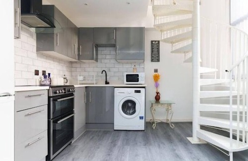 Dewsbury Apartment | 2 Bed only 8 mins walk from station with Parking