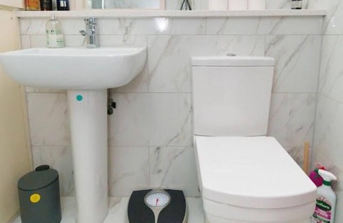 Dewsbury Apartment | 2 Bed only 8 mins walk from station with Parking