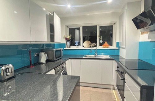 Lacey Green House | 2 Bed-Sleeps 5-Private Garden-Free Parking