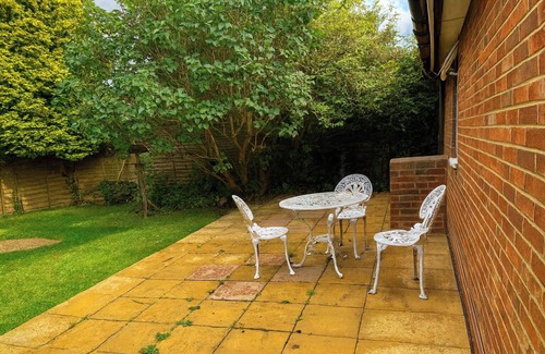 Lacey Green House | 2 Bed-Sleeps 5-Private Garden-Free Parking