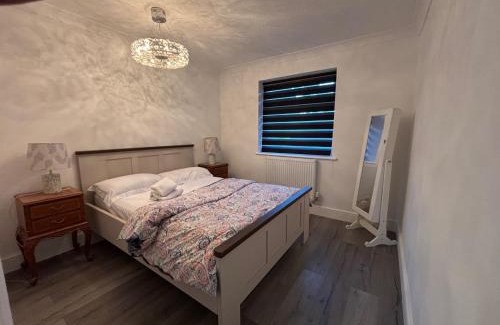 Lacey Green House | 2 Bed-Sleeps 5-Private Garden-Free Parking