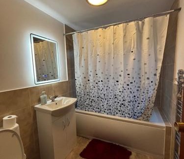 Lacey Green House | 2 Bed-Sleeps 5-Private Garden-Free Parking