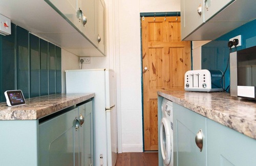 Harehills House | 2 Bed Sleeps 6 in Leeds with Smart TV's
