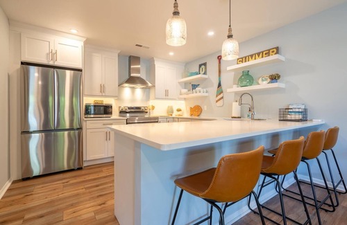 Village Green House | 2 bedroom 1.5 bath home 8 blocks to beach - Sleeps 4