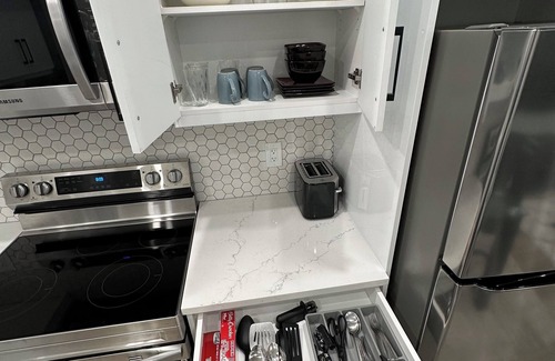 Keith House | 2 Bedroom 1.5 Bathroom Brand New Beautiful Suite