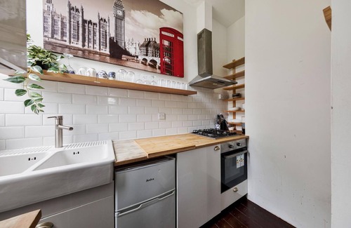 Weavers Apartment | 2 bedroom -1.5 bathroom - East London Pub conversion.