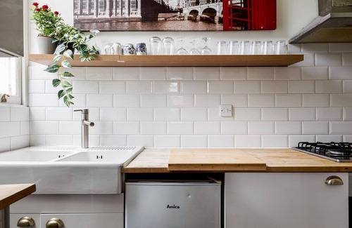 Weavers Apartment | 2 bedroom -1.5 bathroom - East London Pub conversion.