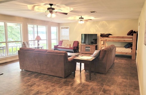 Jewett House | 2 bedroom, 2 bath Cabin on Lake Limestone