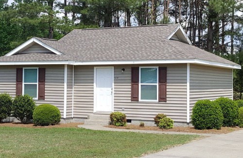 Dublin House | 2 bedroom 2 bath house in quiet neighborhood
