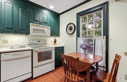 White Stone Cottage | 2 bedroom/2 bathroom Woodland Retreat in Hub City with Backyard + Fire Pit
