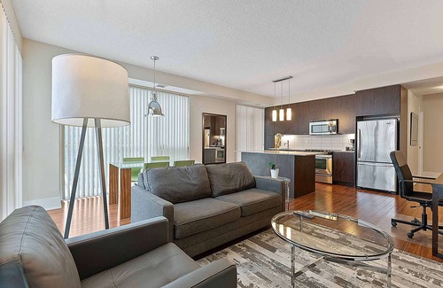 Mount Pleasant West Apartment | 2 Bedroom/2 Bathroom Deluxe Suite