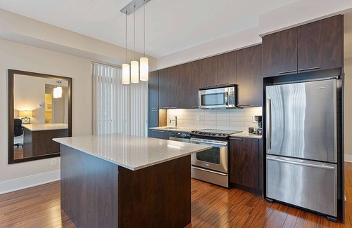 Mount Pleasant West Apartment | 2 Bedroom/2 Bathroom Deluxe Suite