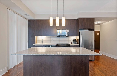 Mount Pleasant West Apartment | 2 Bedroom/2 Bathroom Deluxe Suite