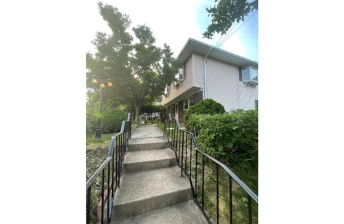Teaneck House | 2 bedroom 2 bathroom entire apartment near NYC