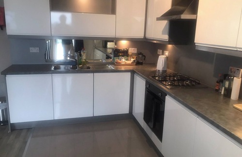 Pollokshields Apartment | 2 bedroom 2 bathroom penthouse apartment with onsite secure parking