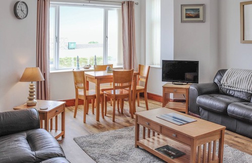 Dinas Dinlle Apartment | 2 bedroom accommodation in Caernarfon