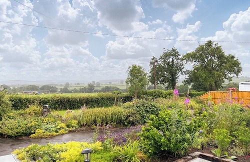 Forsbrook Cottage | 2 bedroom accommodation in Dilhorne, near Cheadle
