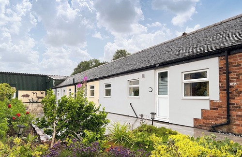 Forsbrook Cottage | 2 bedroom accommodation in Dilhorne, near Cheadle