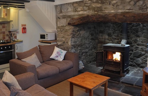 Dinas Cottage | 2 bedroom accommodation in Aberdesach, near Caernarfon