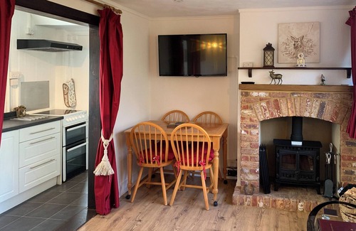New Forest District Cottage | 2 bedroom accommodation in Shobley, near Ringwood