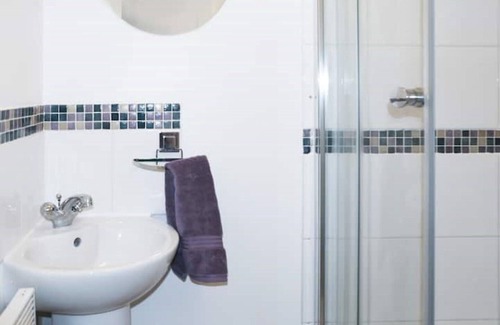 Raunds Apartment | 2 bedroom apartment near Rushden lakes, free parking and internet