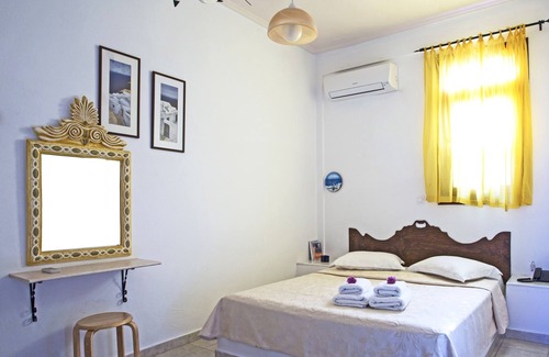 Perissa House | 2 bedroom apartment for 5 with free car rental