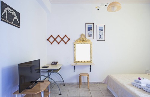 Perissa House | 2 bedroom apartment for 5 with free car rental