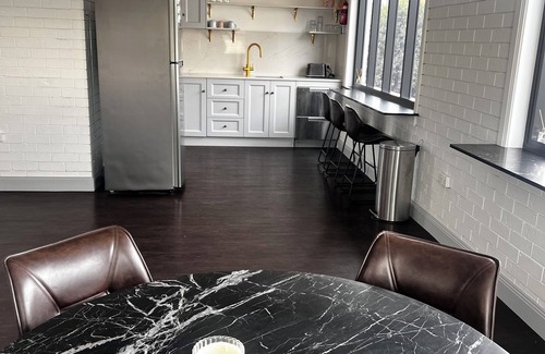 Dubbo Apartment | 2 bedroom Apartment in CBD- great for business trip/family weekend. sleeps 7