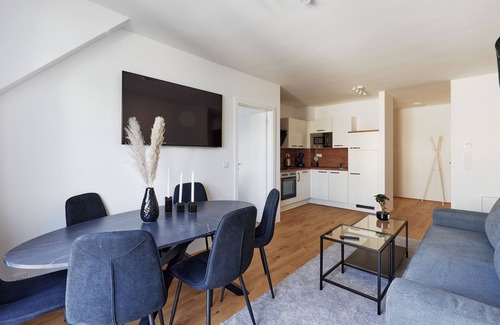 Hirschstetten Apartment | 2-bedroom apartment in enchanting Wien with WiFi, AC, terrace and grill