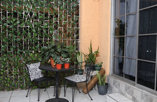 Kingston Apartment | 2-bedroom apartment in delightful Kingston with AC, fitness room
