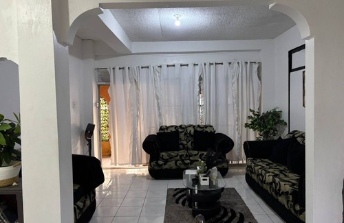Kingston Apartment | 2-bedroom apartment in delightful Kingston with AC, fitness room