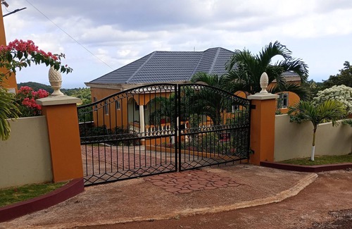 Porus Apartment | 2-bedroom apartment in delightful Cross Keys with WiFi. Best climate in Jamaica.
