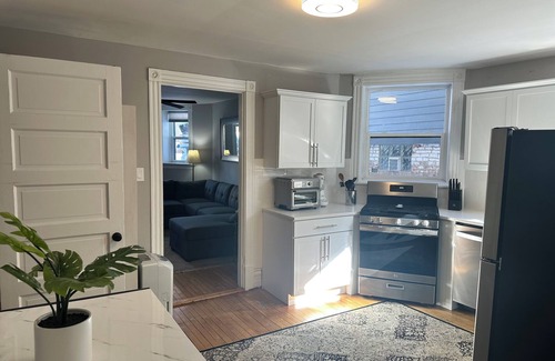 North Center Apartment | 2-bedroom apartment just 2 minutes drive to Wrigley Field