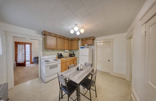 Carbondale Apartment | 2-bedroom apartment in awesome Carbondale with AC